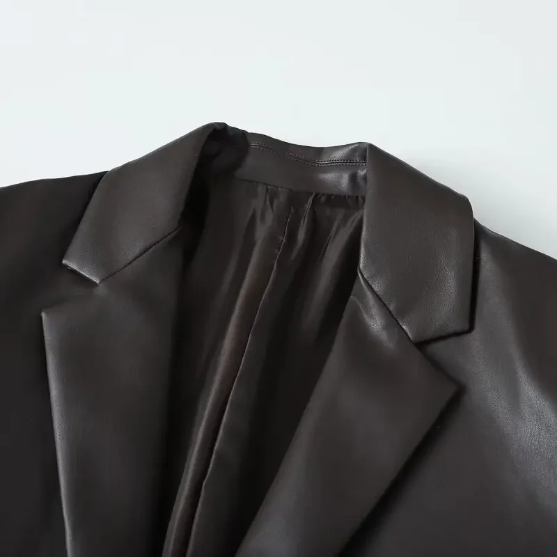 سترة معطف من الجلد الصناعي الرائع للسيدات ملابس الشارع الشهير بأكمام طويلة من البولي يوريثان على طراز الشارع وجيب بسحاب للدراجات النارية ملابس خارجية