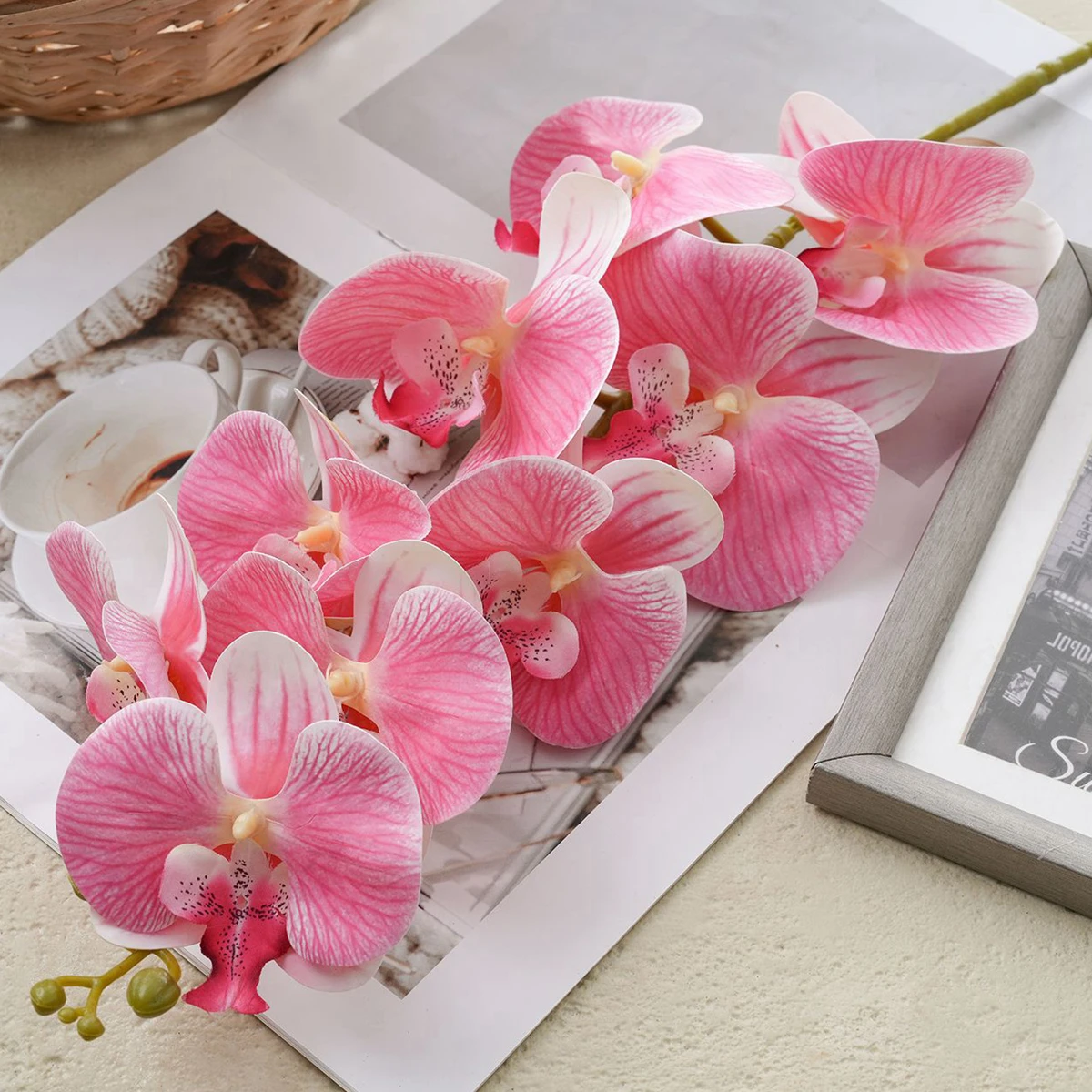 Mehrfarbige, echt anfühlende künstliche Phalaenopsis-Orchidee, 105 cm langer Stiel, künstliche Seidenblume für Heimdekoration, Hochzeitsdekoration. – Detail 3