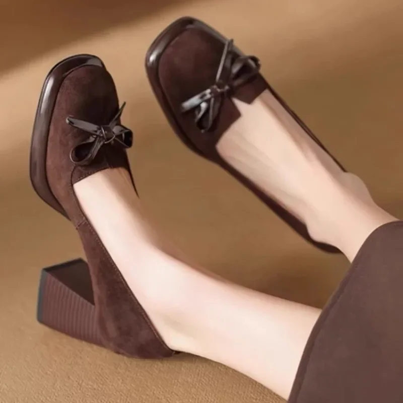 2024 Kobiety Wiosna Czółenka Chunky High Heels Shoes for Ladies New Bows Suede Fashion Heels Women Brown Platform Square Toe Zapatos