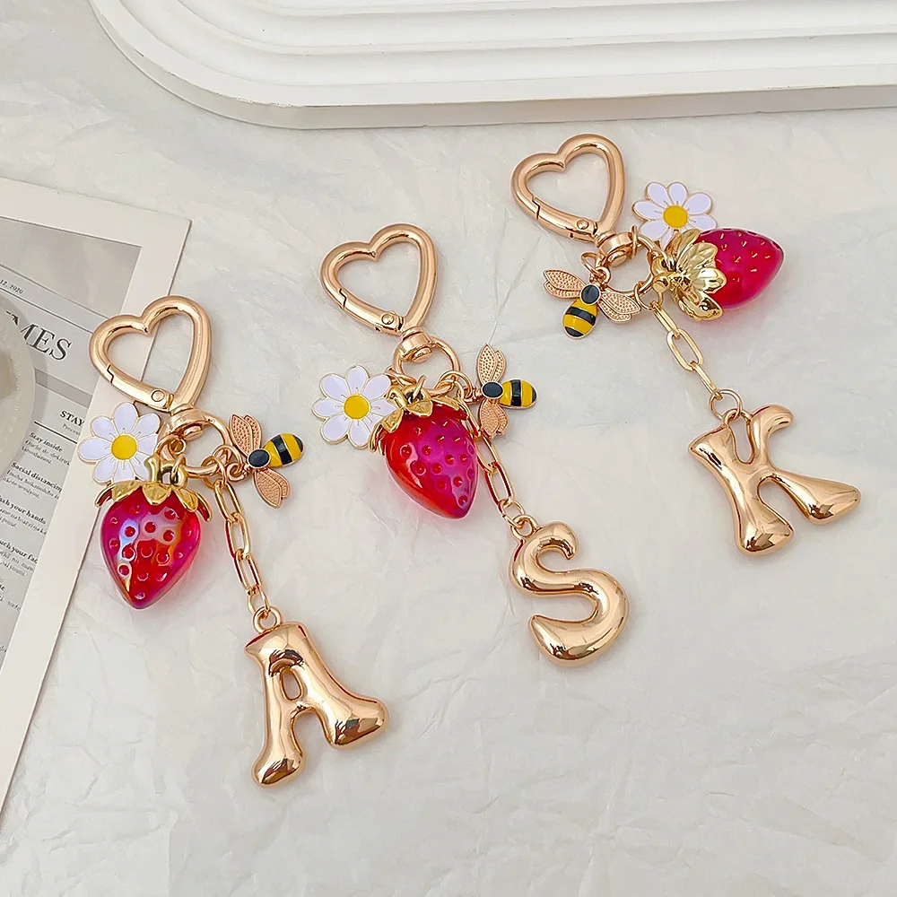 

Металлический брелок с дизайном клубники и пчелы, сумка с 26 буквами и аксессуары для ключей для женщин, ювелирные изделия, рождественский подарок