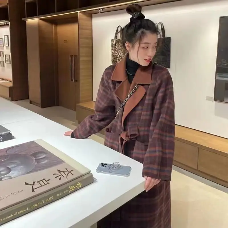 เสื้อโค้ทลายสก็อตขนสัตว์สองด้านสไตล์เรโทรสำหรับผู้หญิง ฤดูใบไม้ร่วงและฤดูหนาว สไตล์ใหม่แบบเฮปเบิร์น ความยาวปานกลาง