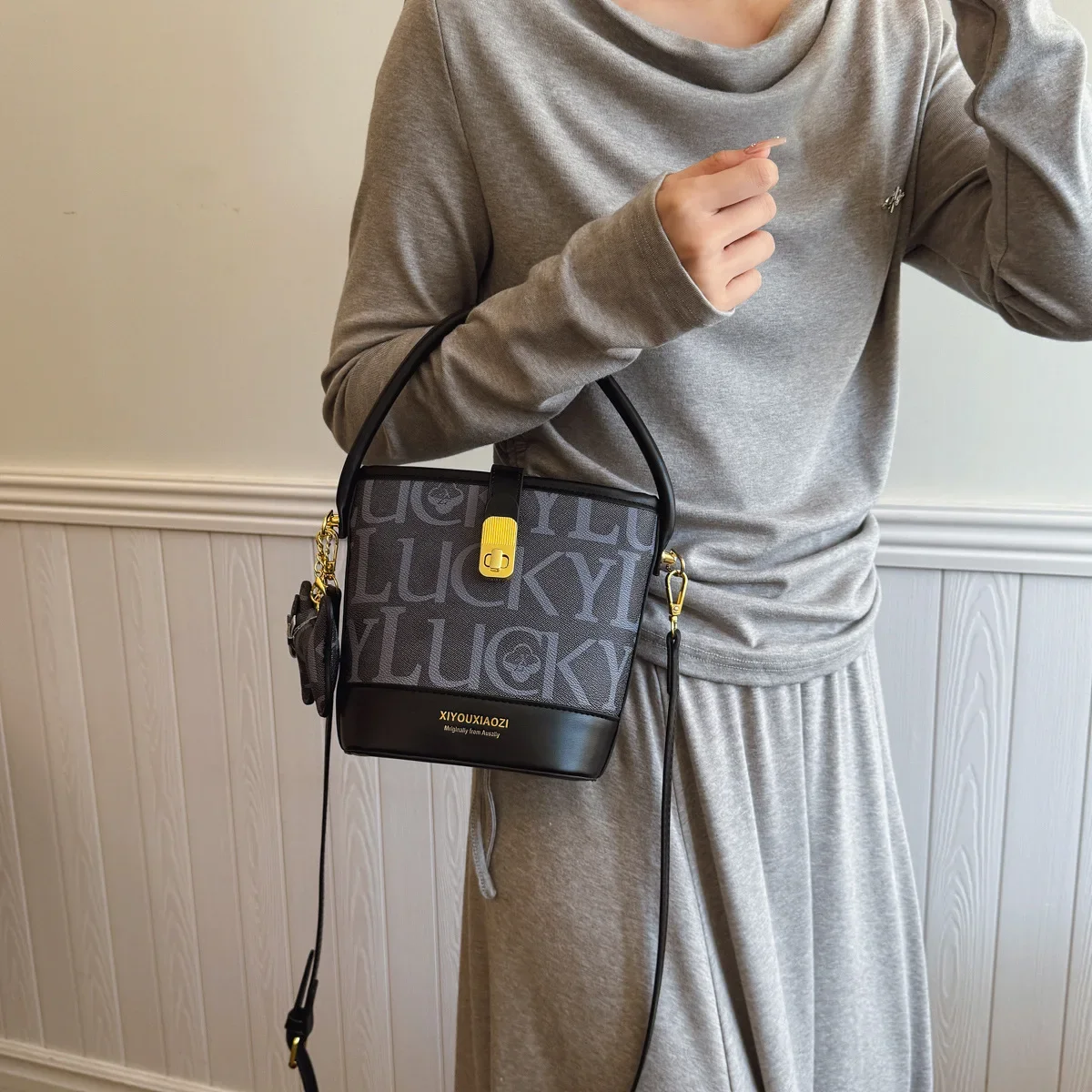 

2025 New Women's Premium Bucket Bag - Fashion Designer Portable Large-Capacity, Versatile Temperament Shoulder Messenger Bag