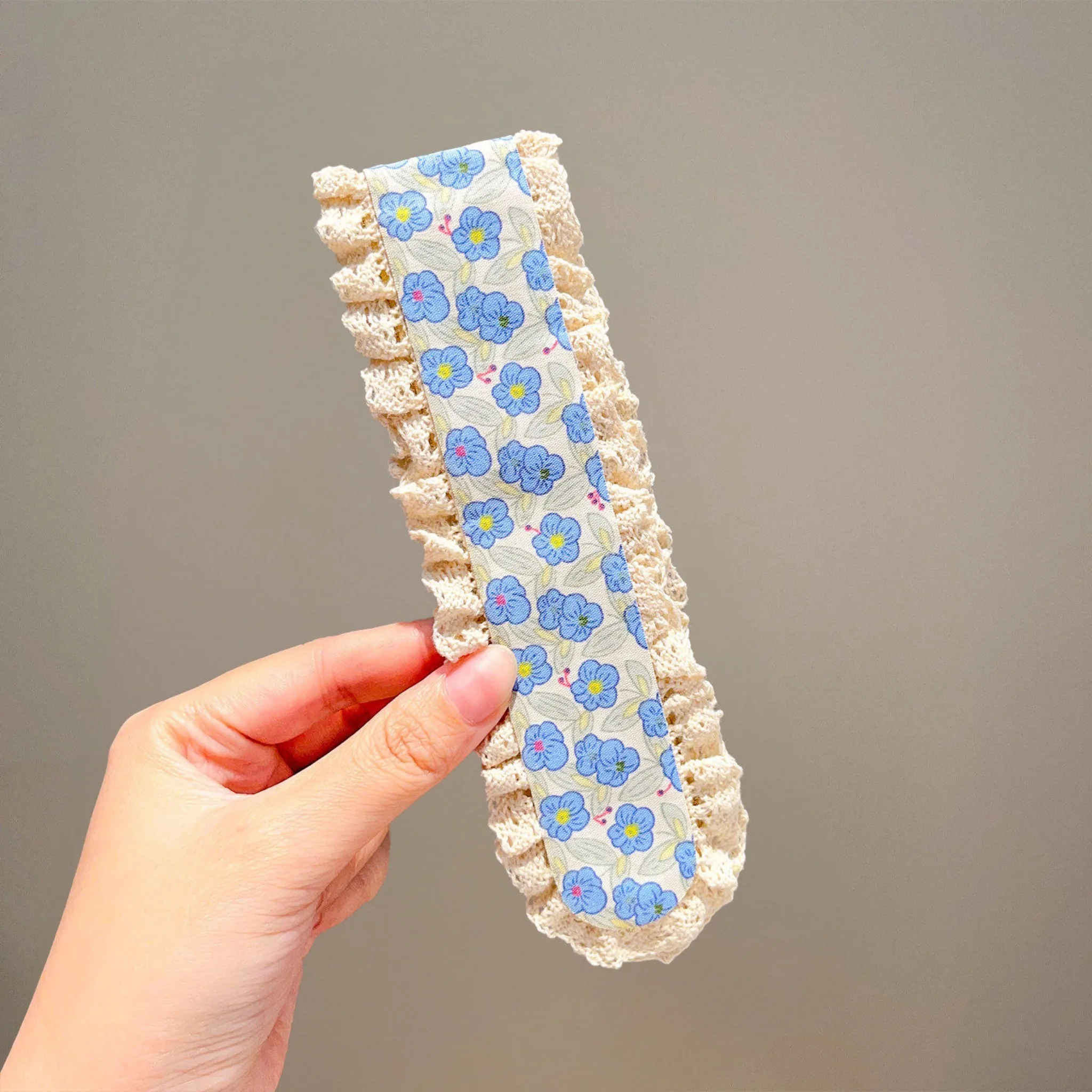 Süßes Blumen-Haarband mit Magischem Klebeband, Niedliches Spitzenbesatz-Stirnband, Weicher Stoff-Haarfixierer, Neues Mädchenhaftes Tägliches Haaraccessoire – Detail 8