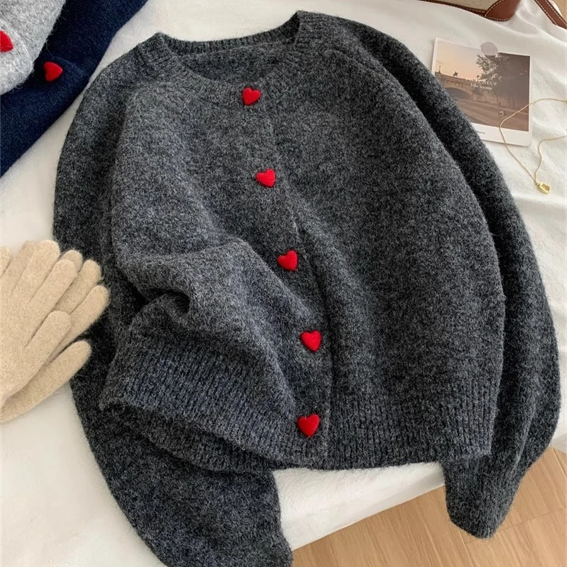 سترة محبوكة من الصوف باللون الرمادي العميق للنساء لخريف وشتاء 2025 أكمام كتف ناعمة ولزجة دافئة بإبزيم الحب