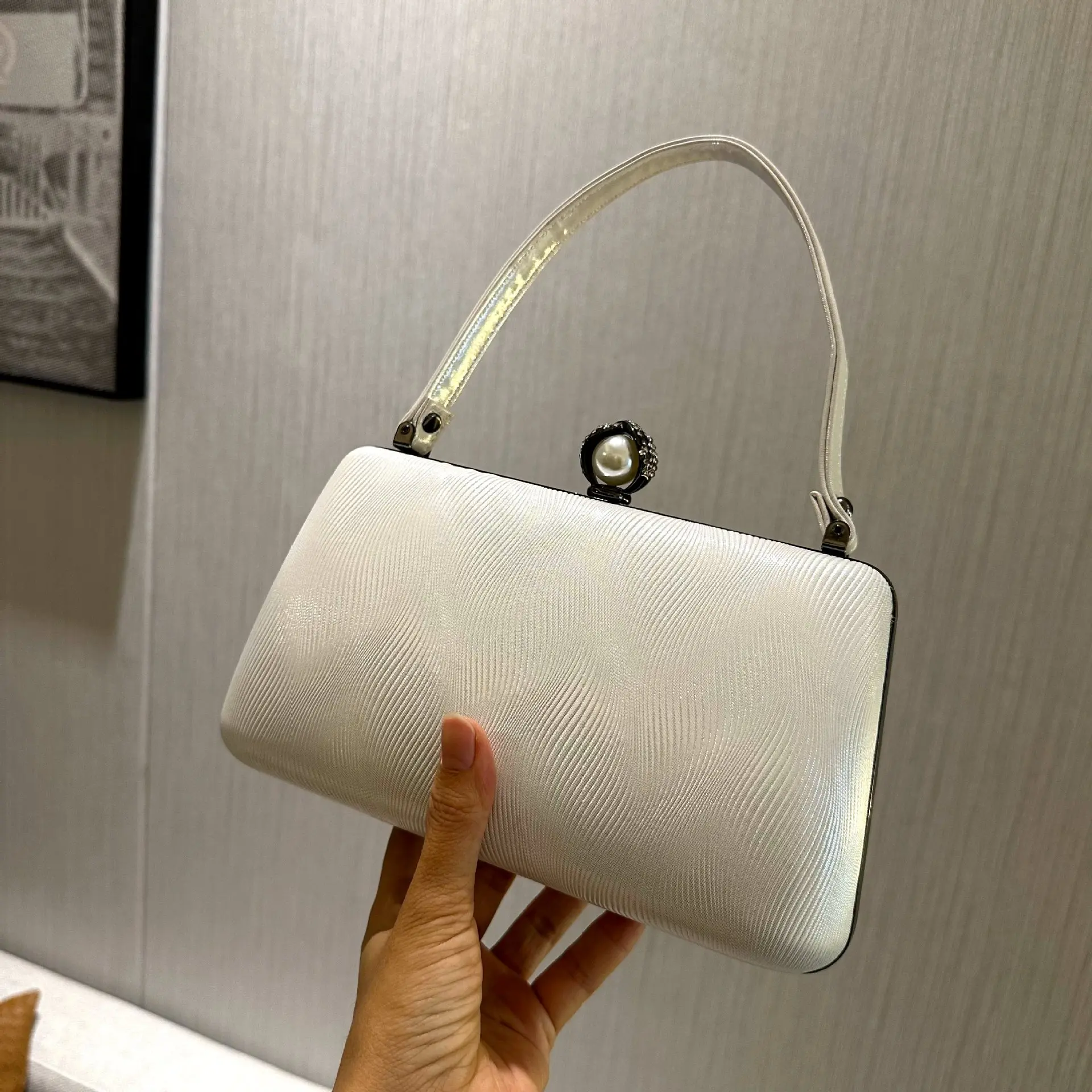 

PU Leather White Retro Handbag Women Evening Clutch Bag Wedding Party Purse Simple Banquet Prom Chain Shoulder Bag Bolso Mujer