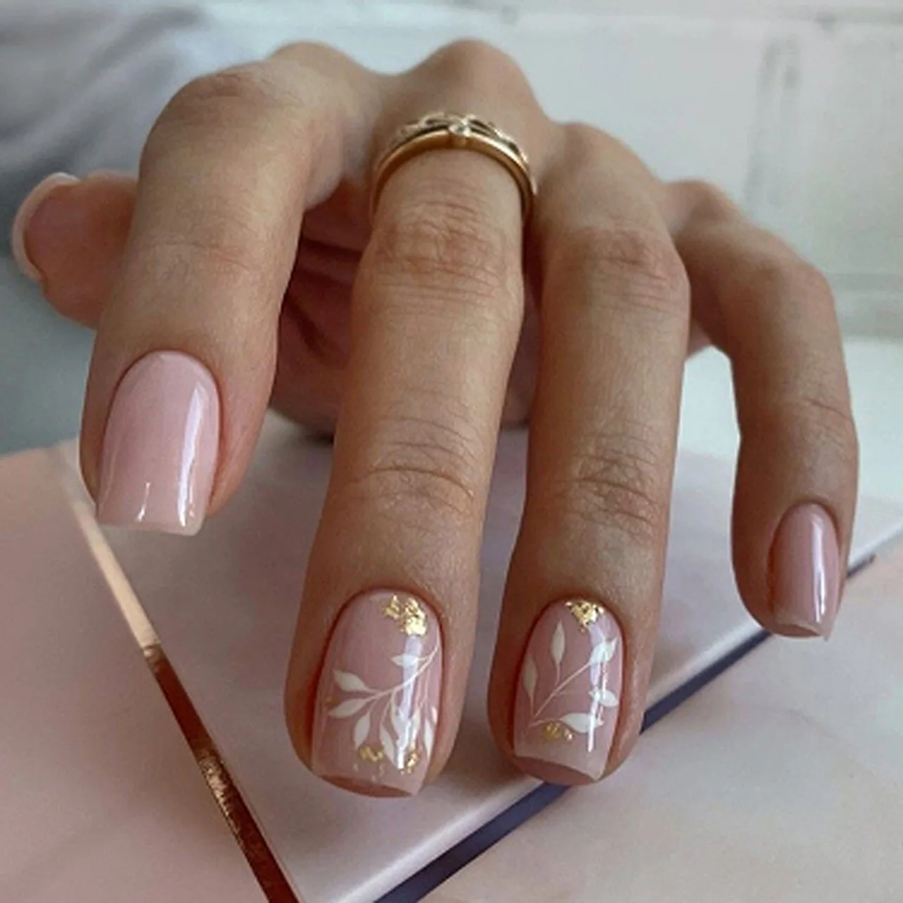 

24pcs of Simple and Gentle Wearable Nails Spring White Flowers Fake Nails Short Square Manicure Nail Pieces for Women and Girls