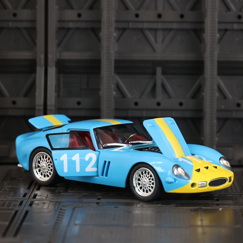 1:32 Simulación 250GTO modelo de supercoche de aleación, puertas y capó de motor, el maletero se puede abrir, retorno de luz y sonido, adornos para automóviles