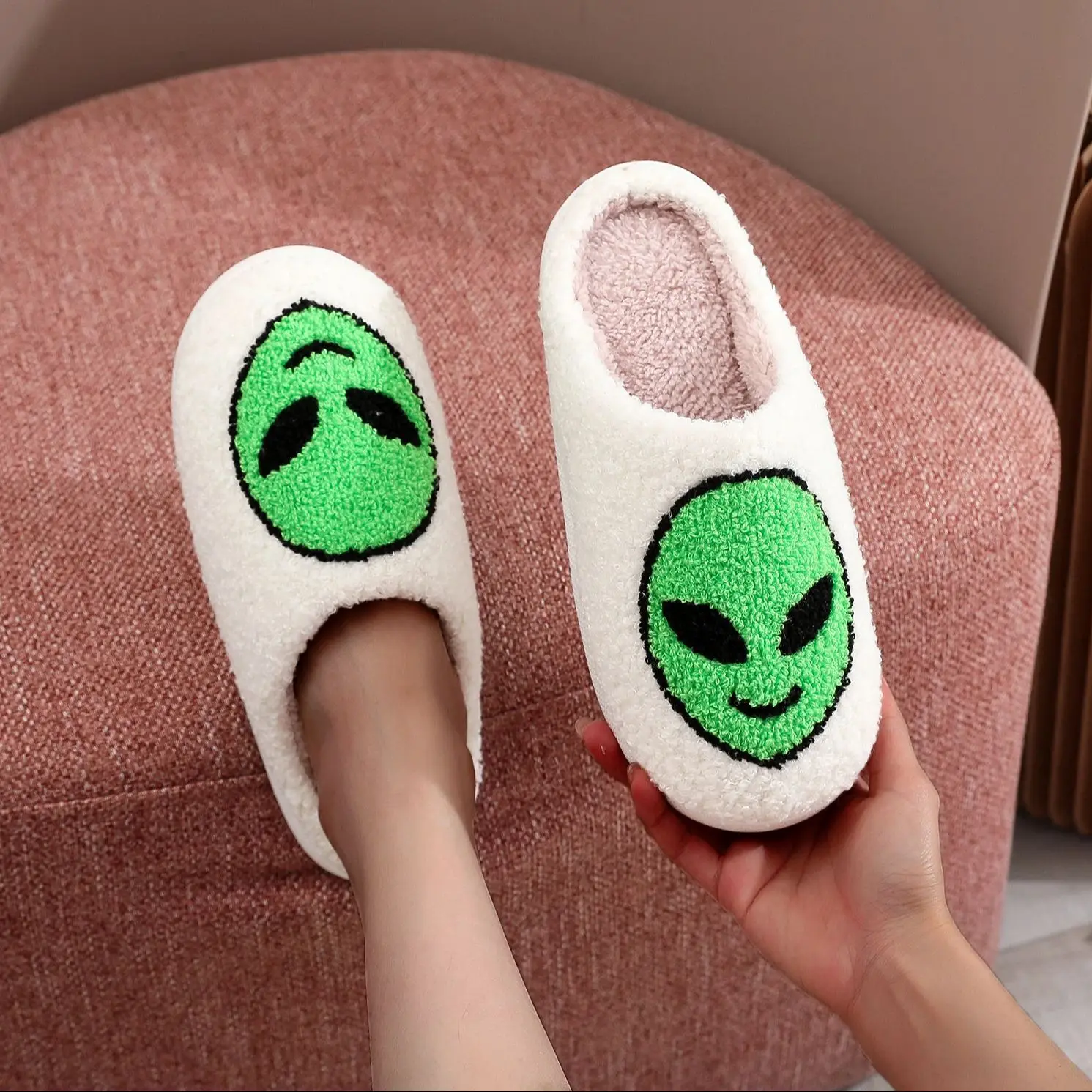 Sepasang sandal rumah musim dingin berbahan katun dengan motif alien, anti selip, dan sol tebal dari wol.