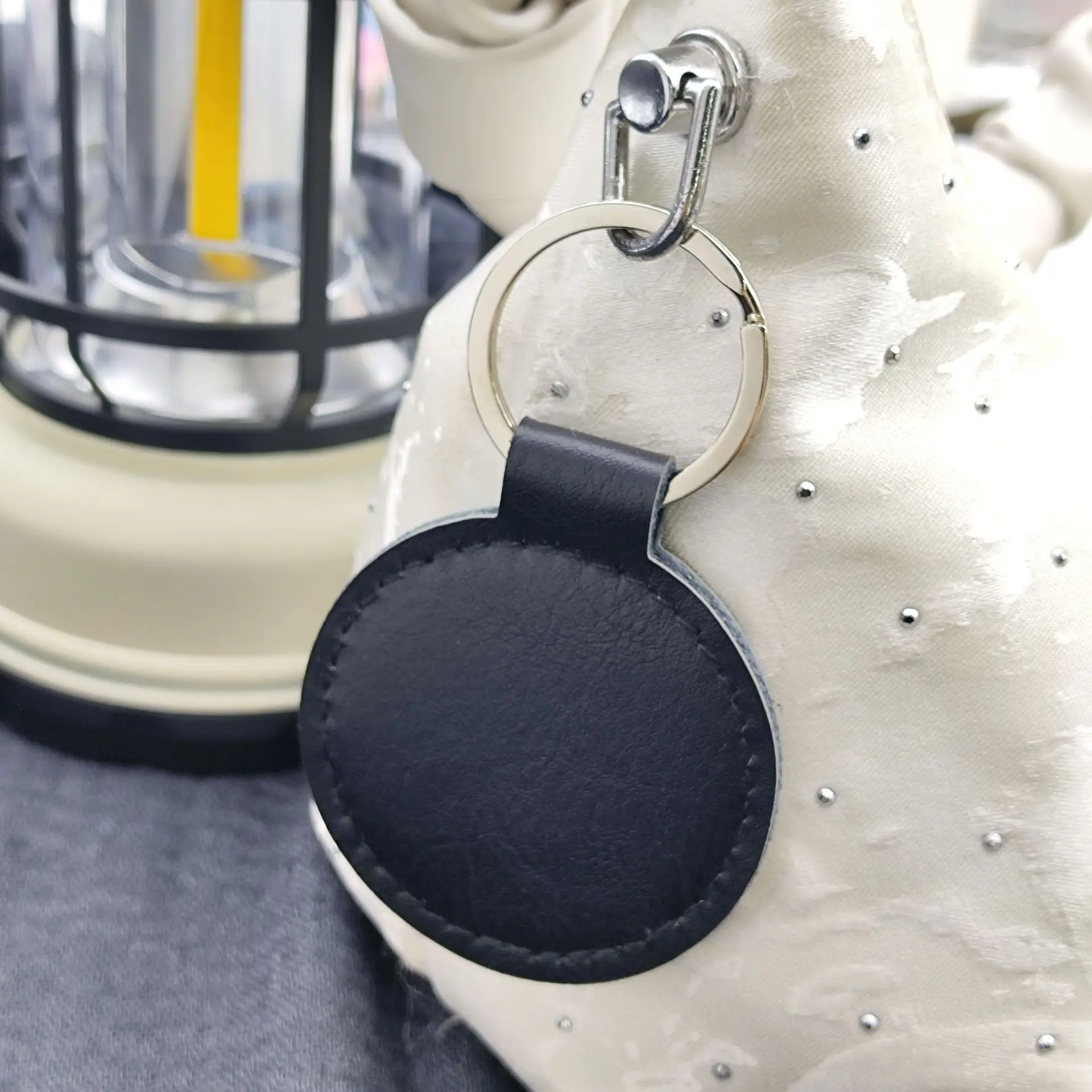 Individueller Runder Lasergravierter Schlüsselanhänger Handtaschen-Rucksack-Gepäck-Auto-Schlüsselring PU-Leder Schlüsselkette Zubehör Geschenke – Detail 5