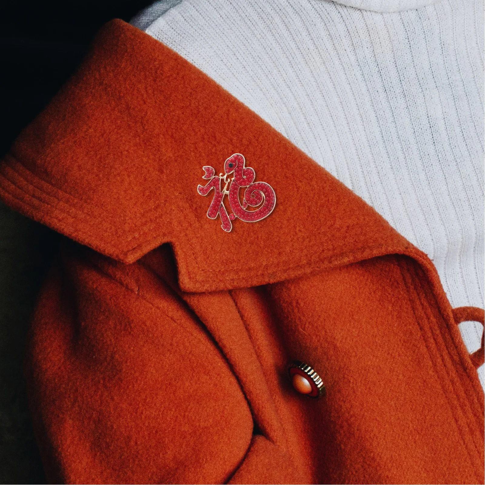 

Vintage Snake Brooch Pin Fu Character Lapel Pin Elegant Animal Design for Women Suit Jacket Coat Shawl Clothing Accessory Charm