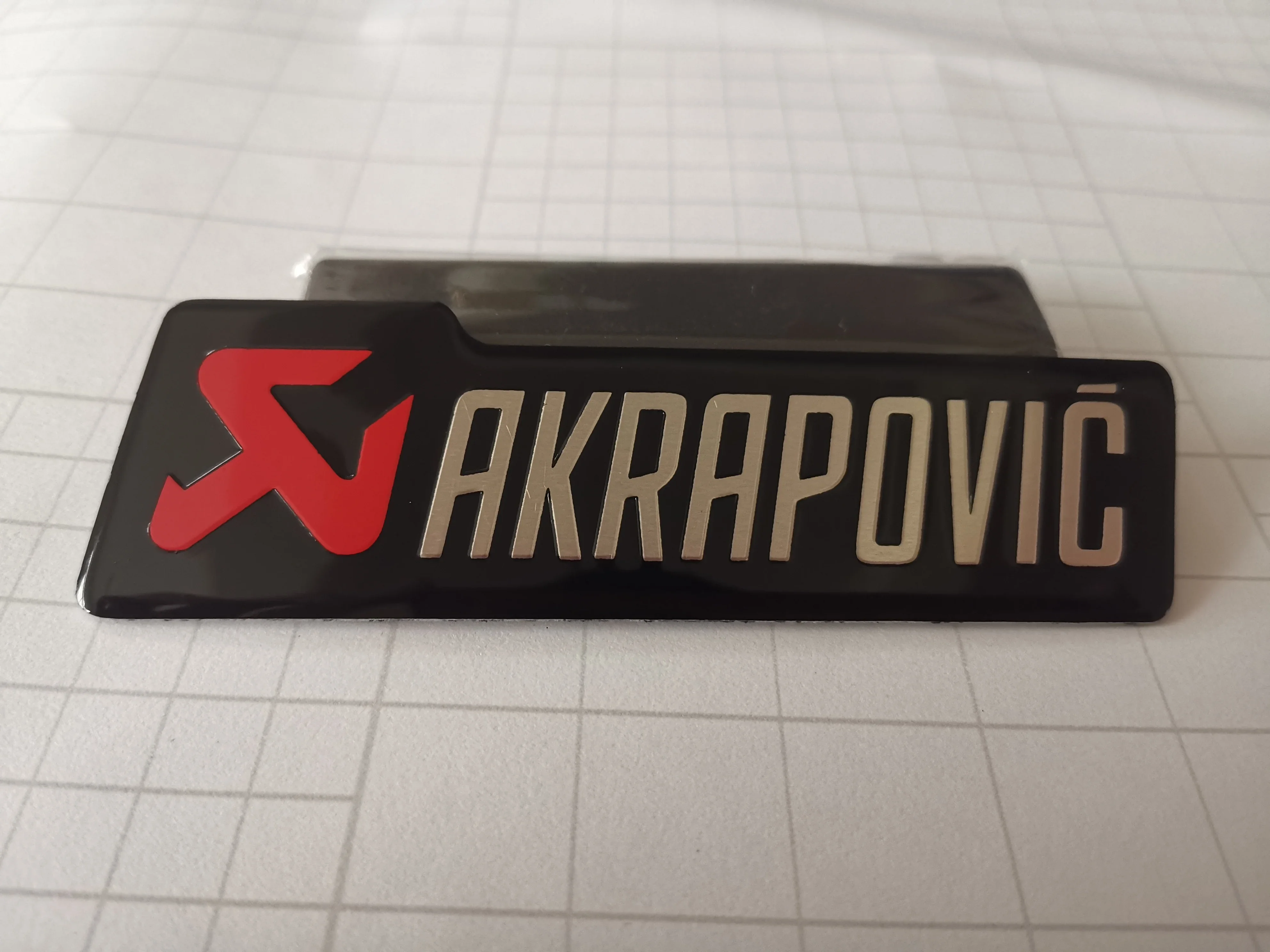 ملصقات ثلاثية الأبعاد للدراجات النارية من الألومنيوم ، ملصق لعادم Akrapovic ، كاتم الصوت ، السيارة ، زخرفة الدراجات النارية ، شعار الشارة ، ملصقات الوفير ، الملصقات