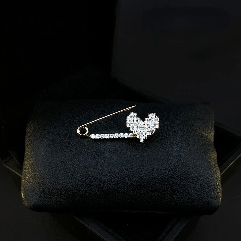 High-End Heart Pin Women Rhinestone Heart-Shaped Brooch Fixed Clothes Cardigan Pins Jewelry Silk Scarf Buckle Accessories Gifts