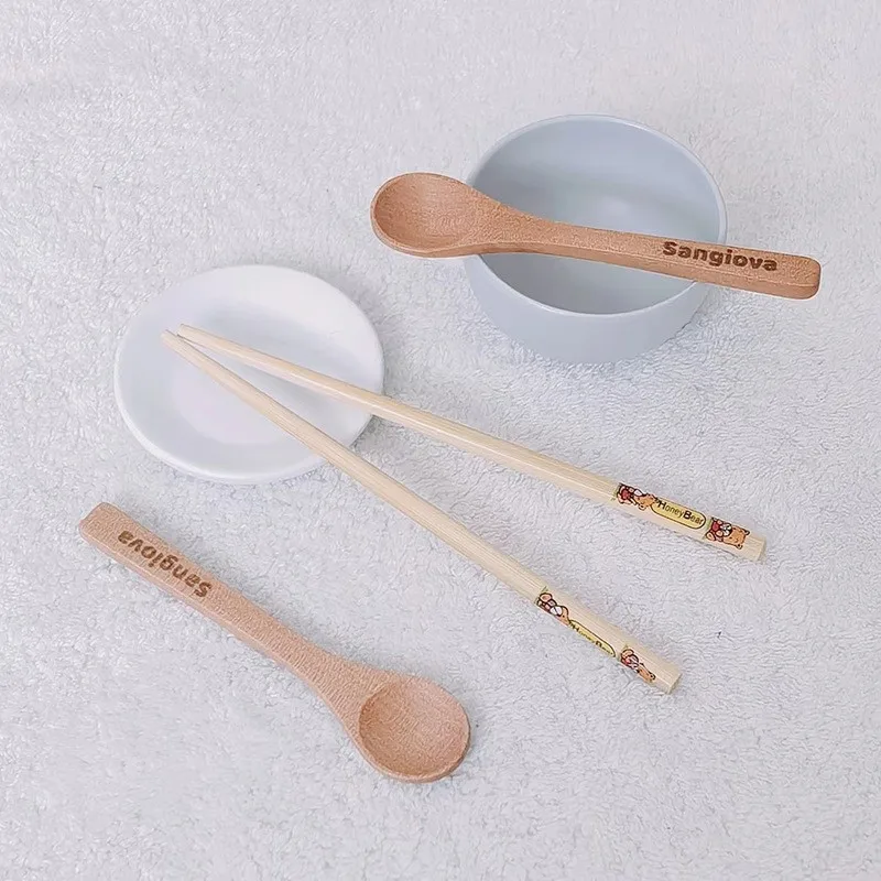 Drewniany zestaw kuchenny dla dzieci - miniaturowa kuchenka z warzywami do krojenia i garnkami, zabawka do udawania.