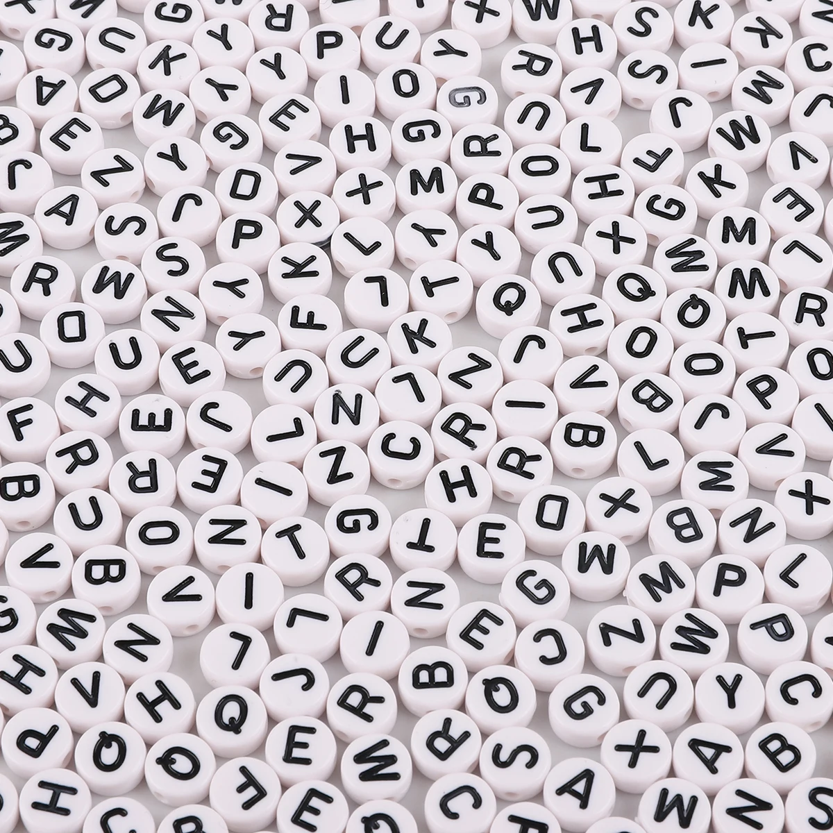 100/200/500 sztuk biały kolor akrylowy A-Z 26 koraliki z literami okrągłe luźne przekładki koraliki alfabetu do tworzenia biżuterii Diy bransoletka Accesso