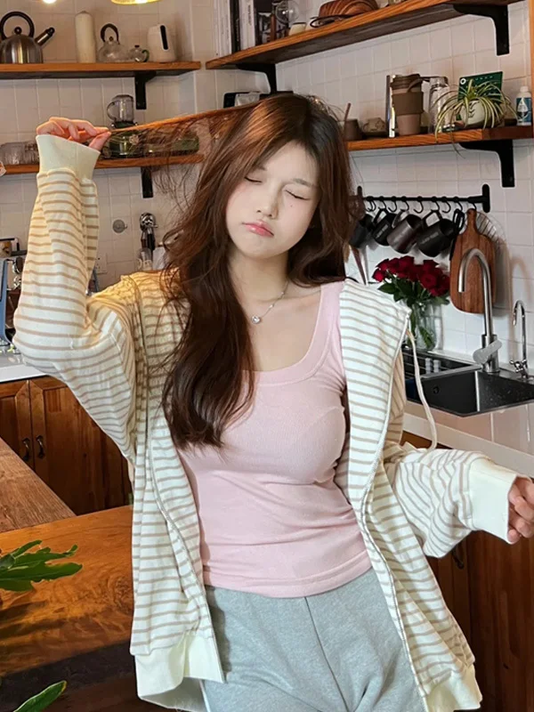 

Модный комплект из трех предметов в стиле Lazy Style: толстовка с капюшоном в полоску, розовый жилет и серые шорты, осень 2025