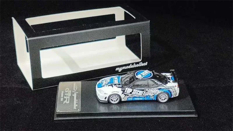 

Model Collect MC 1:64 SKYLINE R34 V-SPEC Silver blue Cel Shade / Top Secret Model Car