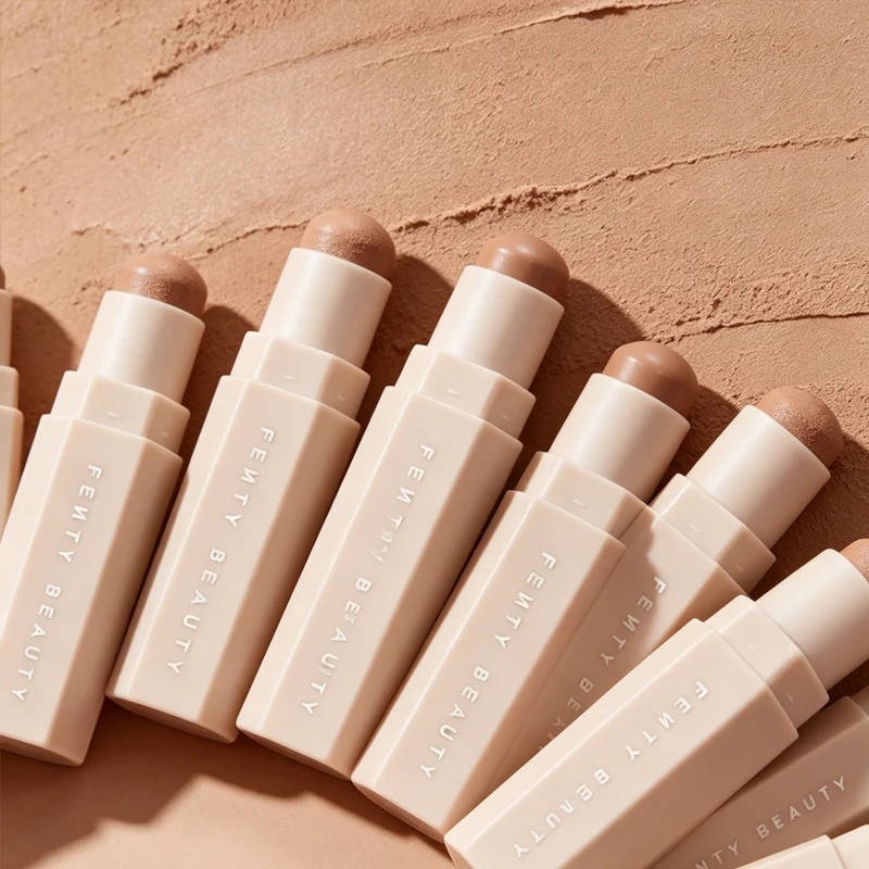 Base de Maquillaje en Barra Fenty Beauty, Define el Rostro de Forma Natural, Hace que Parezca Más Pequeño, Textura Hidratante y Sedosa