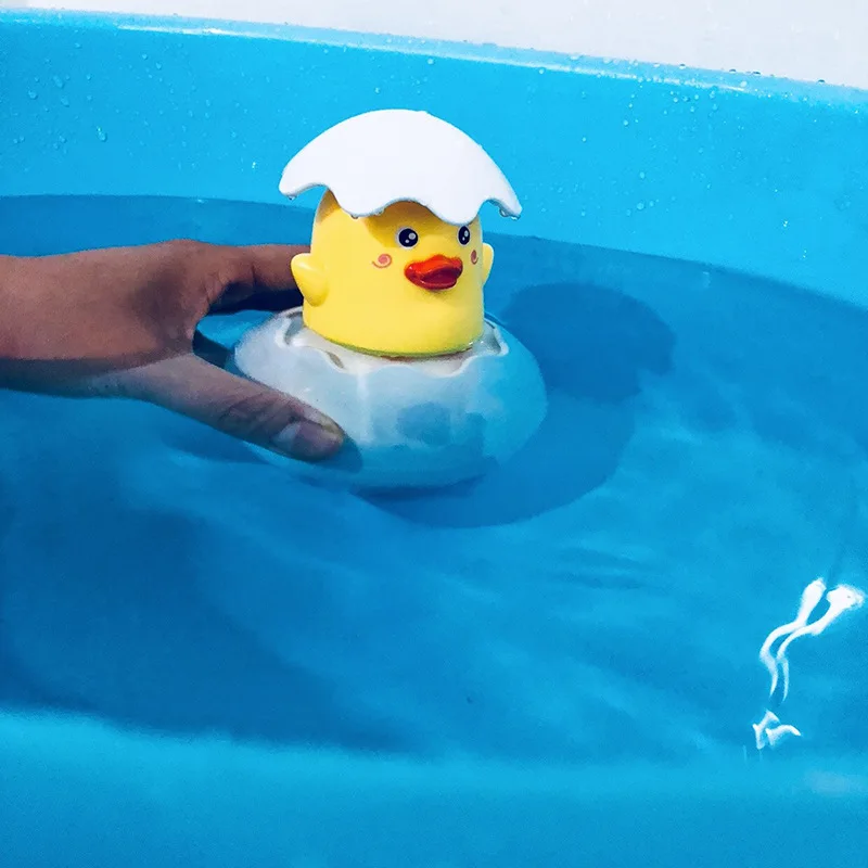子供用お風呂のおもちゃセット - 水を噴くペンギン、アヒルの子、卵殻、浮遊するスプリンクラー、赤ちゃんの浴室用の楽しいシャワーおもちゃ