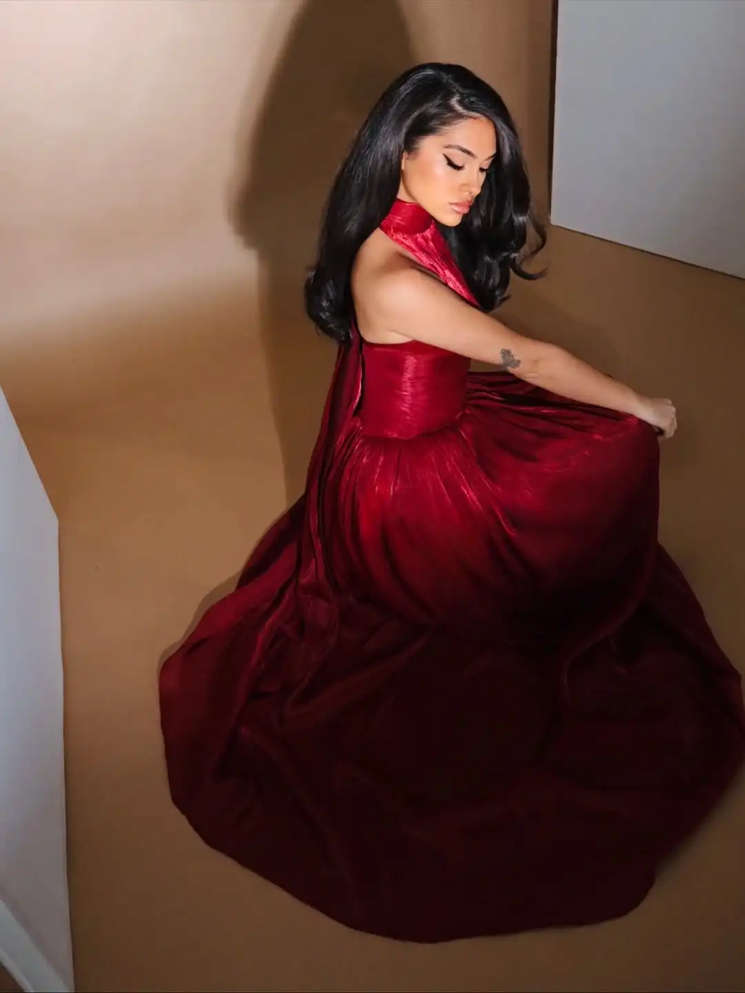 Ofherown élégant bordeaux plissé Satin robe de soirée a-ligne licou cou sans manches robes de bal arabe dubaï longue robe personnalisée