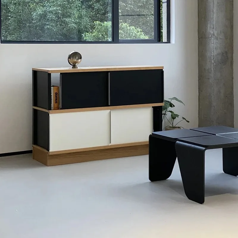 مزيج من الألوان المتناقضة باللونين الأبيض والأسود، خزانة جانبية من الأرض إلى الجدار، باب منزلق، خزانة جانبية لتناول الطعام، خزانة الشرفة