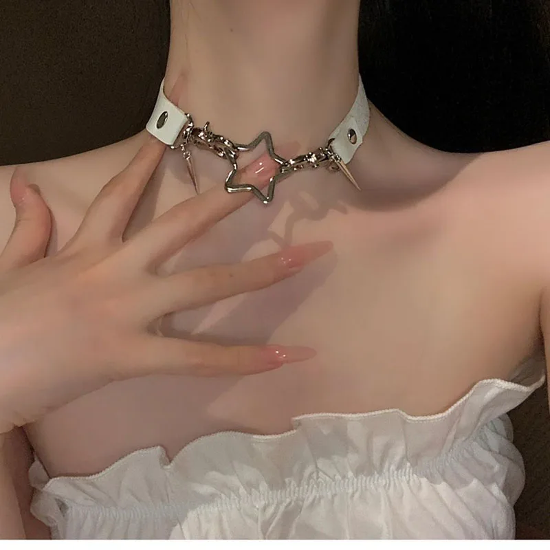 Un collier fille épicée gothique punk en métal avec un matériau en cuir noir et un design étoile à 5 branches, tendance et cool