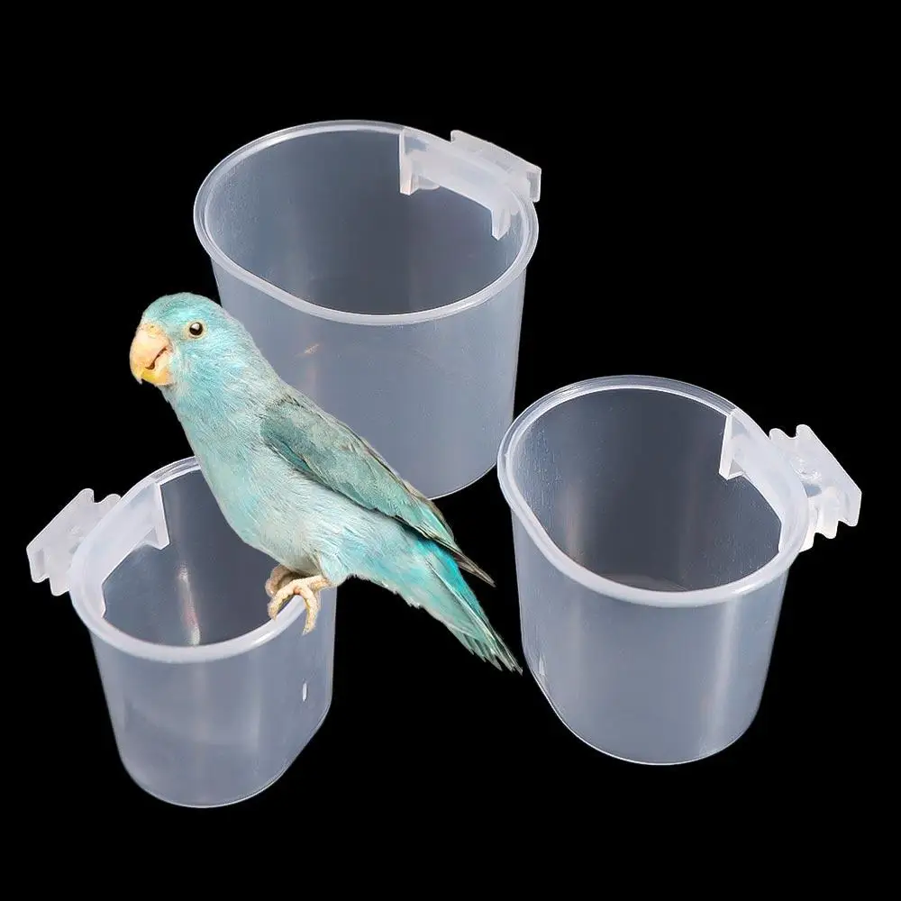 Práctica taza transparente para alimentación de pájaros, cuencos de agua colgantes de plástico para loros, bebedero para pájaros, alimentador de agua para loros y mascotas