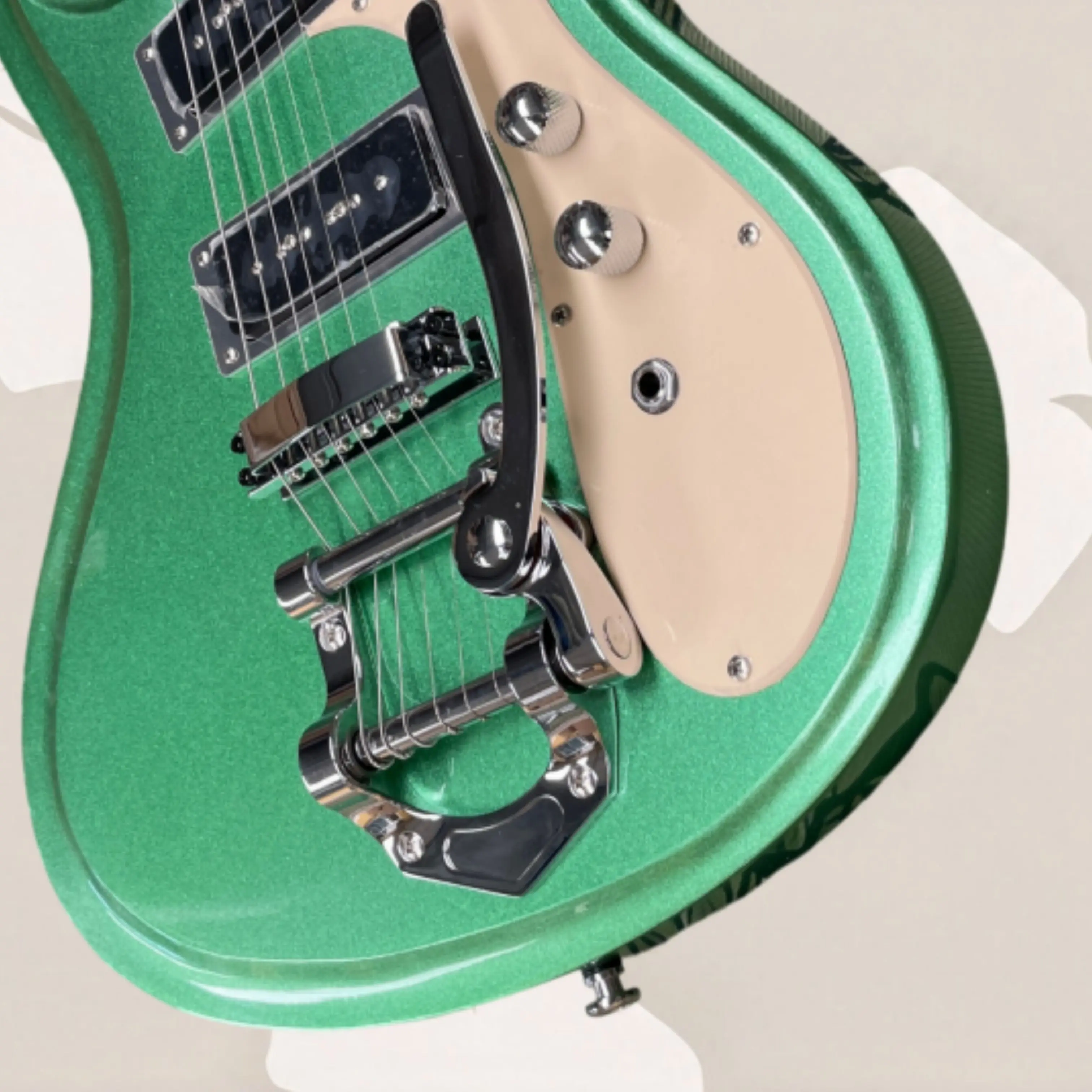 Pearlescent Green Electric Guitar Cream Pickguard,Vintage Fresh Color Guitars,for Pop Rock Stage Performance Collection Guitarra