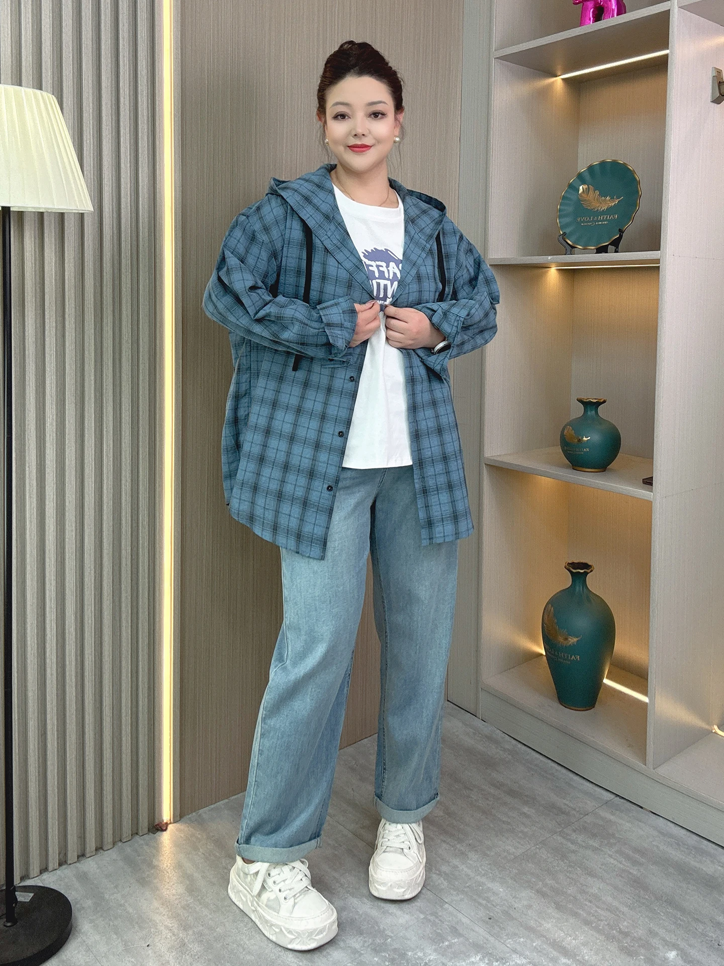 

Женская рубашка больших размеров с капюшоном в клетку для весны и лета, солнцезащитная, свободного кроя, повседневная, с длинным рукавом, верхняя одежда в уличном стиле, с завышенной талией