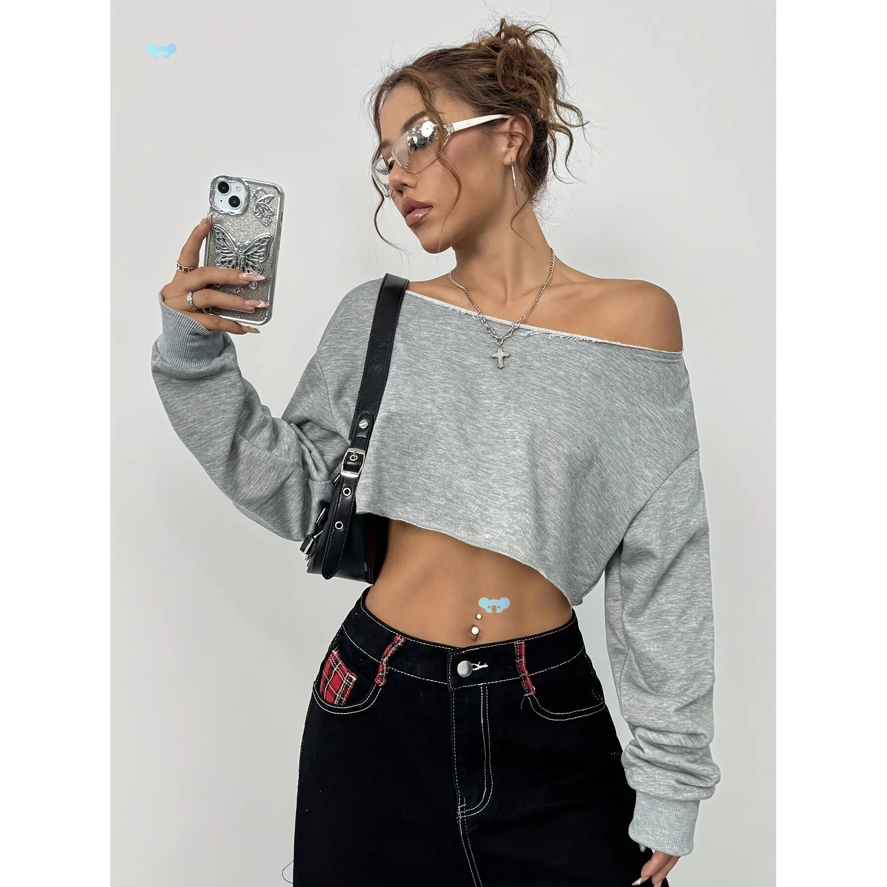 Damska krótka bluza z kapturem Y2K, dzianina poliestrowa, model Svel Princ Sve bez dekoltu, kolekcja wiosna 2026