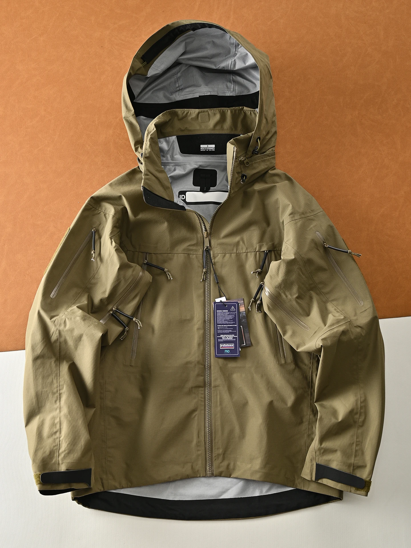 

Уличная мужская высококачественная тактическая ветрозащитная водонепроницаемая куртка со скрытой шляпой, пальто свободного покроя, многоэтажный нейлоновый подол с завязками