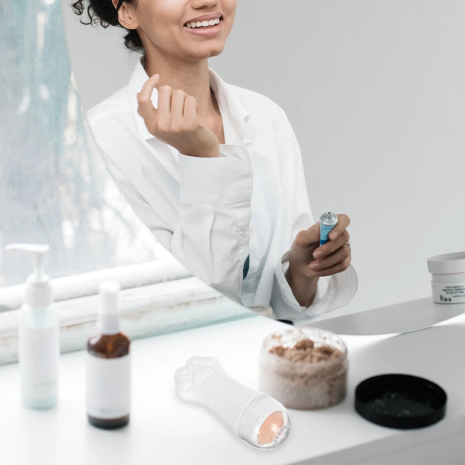 1Pcs Oil Absorbing Stick Facial Volcano Stone Roller Cartoon Cat Design Compact Portable Makeup Roller Facial Massage