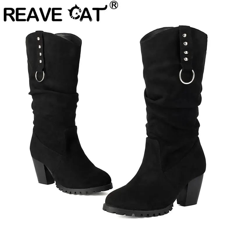 

REAVE CAT 2025 Повседневные женские ботинки до середины икры с круглым носком на блочном каблуке 6,5 см, замшевые слипоны из флока, большие размеры 47 48 Повседневные ботильоны