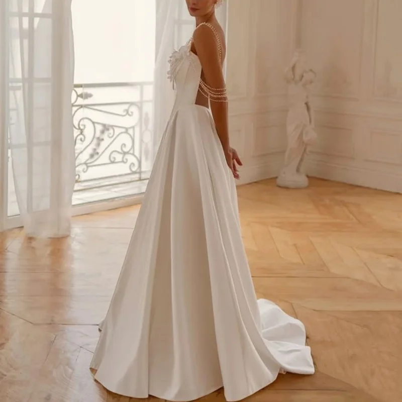 Proste suknie ślubne z satyny w kolorze białym, aplikacje, kwiatowe ozdoby, spódnica, dekoracja z pereł, suknie ślubne, suknia ślubna, suknia dla panny młodej.