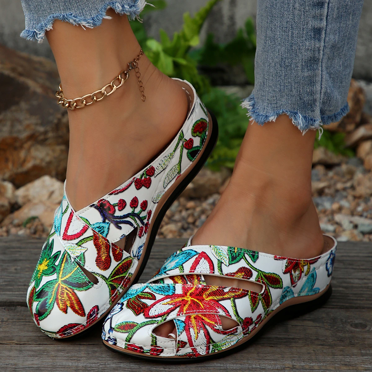 

Женские тапочки, новинка 2024, разноцветная уличная обувь для женщин, повседневные пляжные сандалии на танкетке большого размера, модные женские шлепанцы