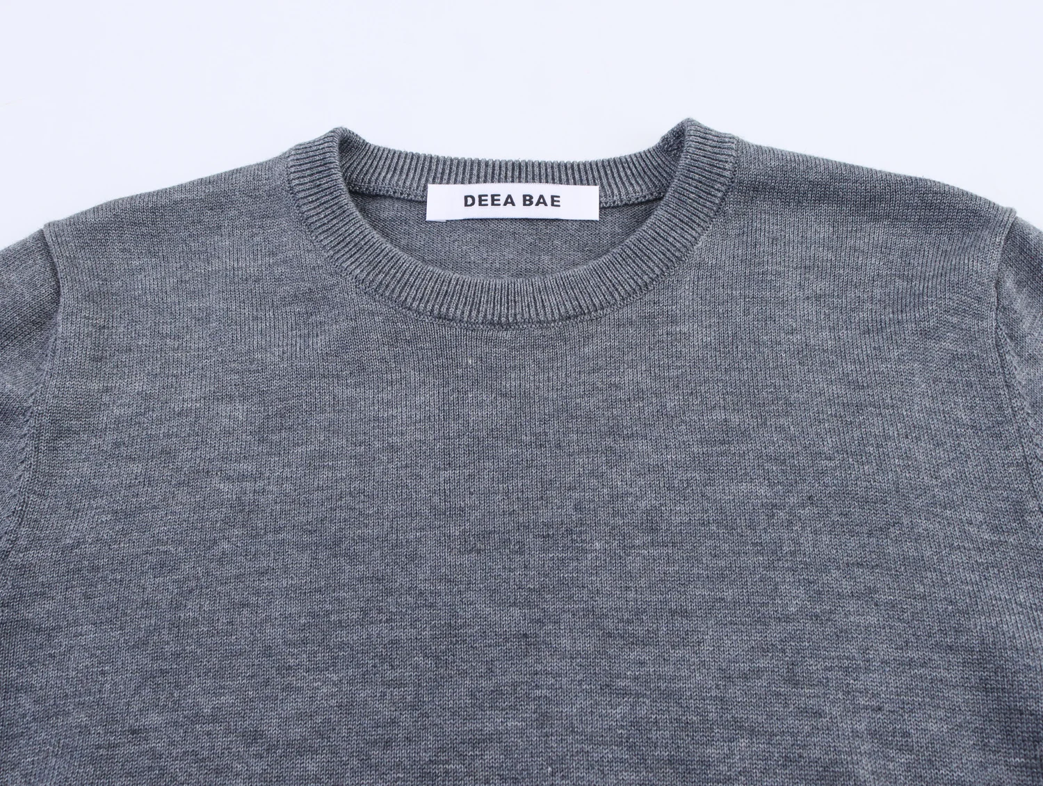 Nowy, słodki i modny sweter z dzianiny na jesień 2025, z odpinanym okrągłym dekoltem, długimi rękawami i ozdobnymi guzikami.