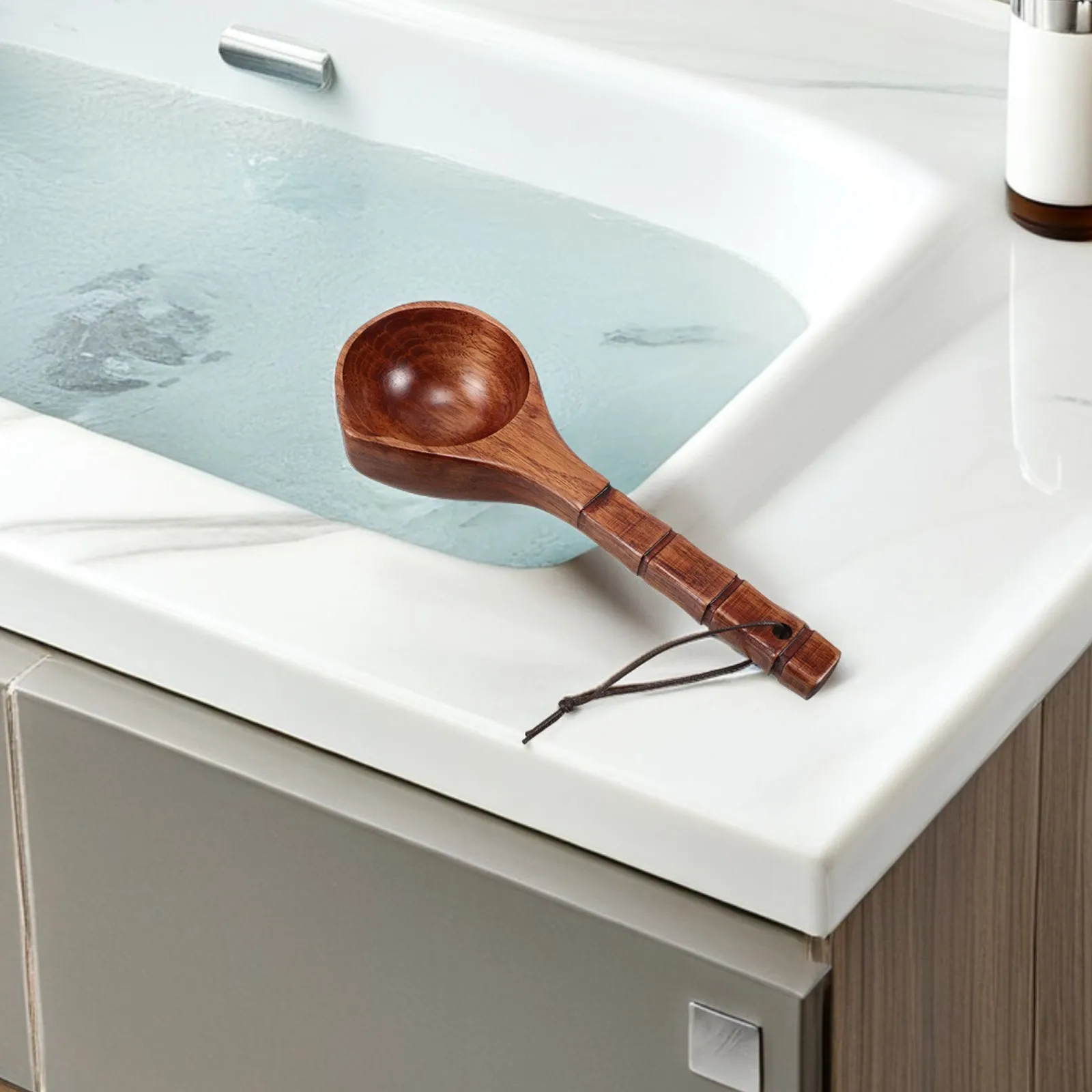 

Wooden Water Scoop Long Handle Bath Ladle Traditional Chinese Style Water Bailer for Shower Bathing Home Use Bath Ladle