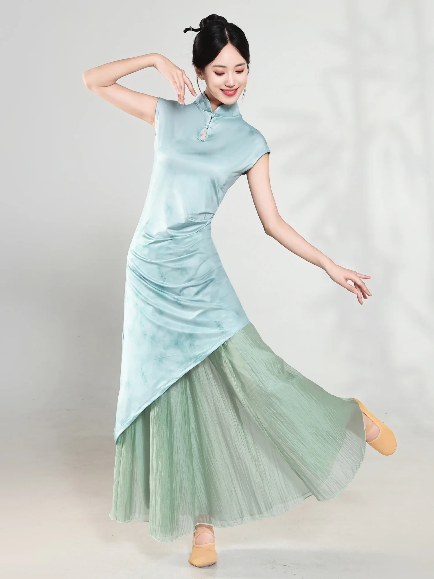 

Новый танцевальный костюм в китайском стиле без рукавов, классическое платье для выступлений, элегантный струящийся наряд, комплект в национальном стиле