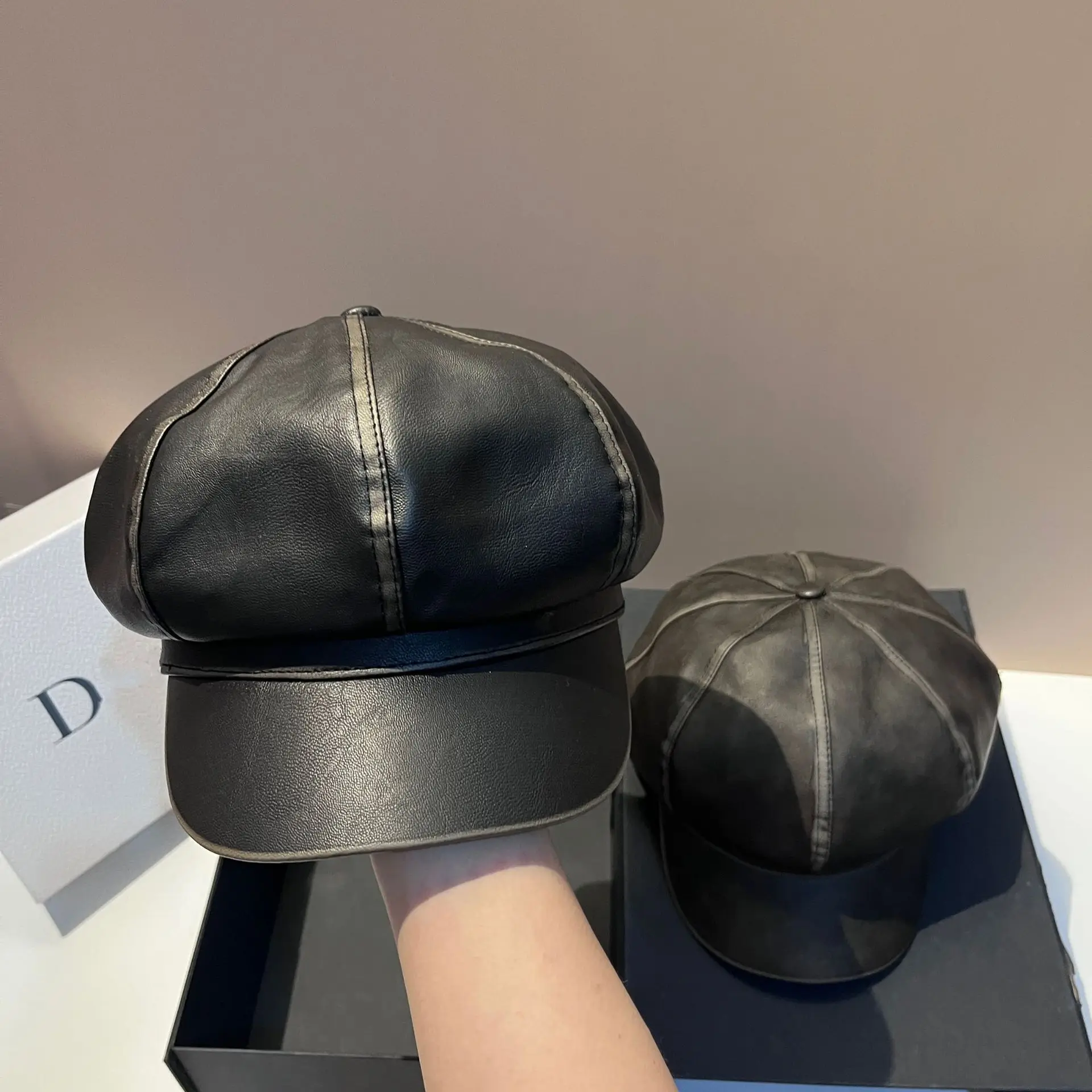 

H igh-quality leather light luxury octagonal hat, European and American fashion old age-reducing cap, outdoor versatile face hat