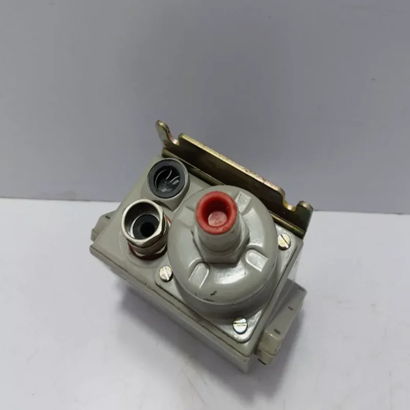 

New Original Pressure Switch KPS31 060-3110 KPS31 060-3109 KP37 060-2146 KP36 060-2145 061B1007 061B2012 061B1101