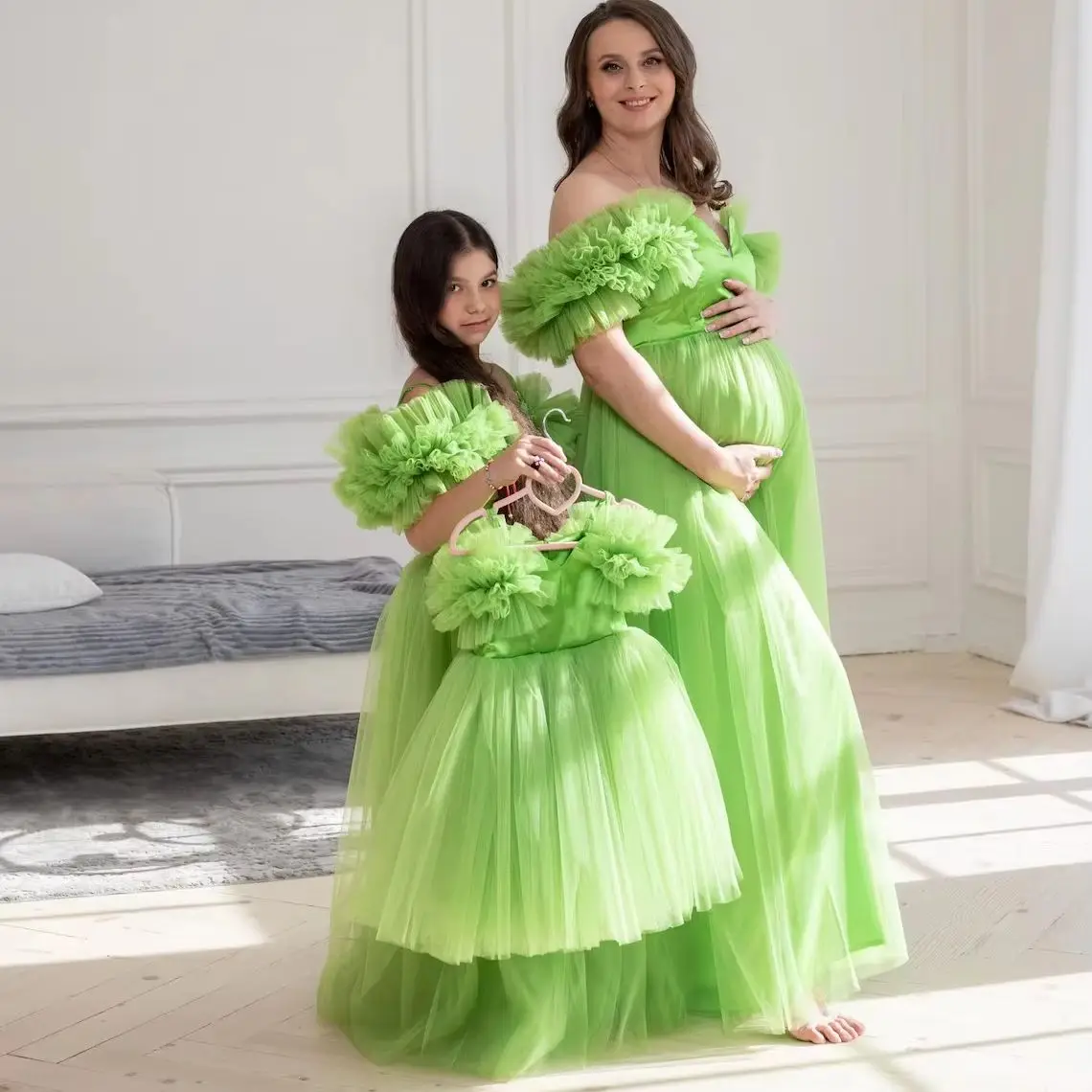 abito-verde-coordinato-mamma-e-figlia-per-servizi-fotografici-abiti-familiari-per-feste-o-baby-shower-vestiti-premaman