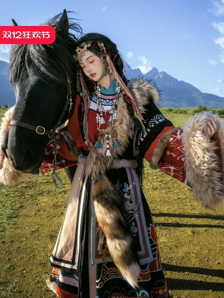 

Новый стиль черно-красного халата с большим меховым воротником для женской туристической фотографии в лугу.