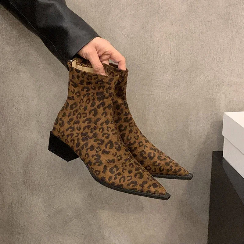 

2025 Designer Leopard Women Ankle Boots Fashion Pointed Toe Short Booties Ladies Concise Square Heels Shoes