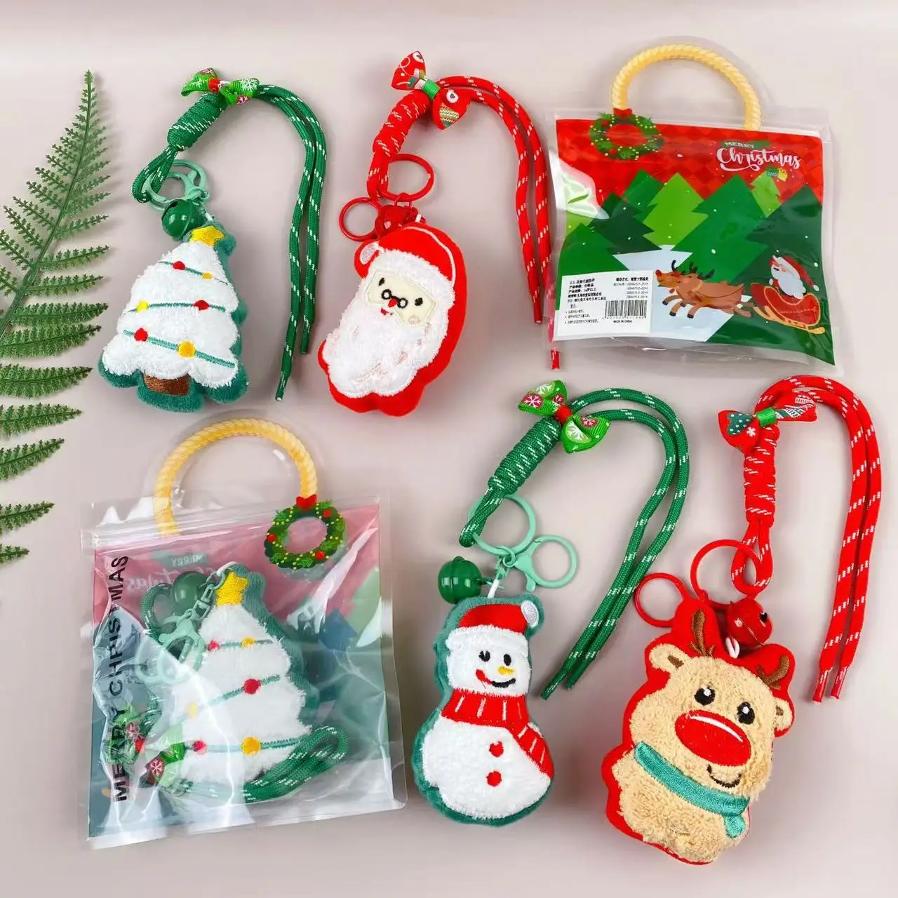

Рождественский плюшевый подвесной орнамент, новая модель, высокое эстетическое значение, милый модный кукольный браслет, подвесное украшение для книжной сумки