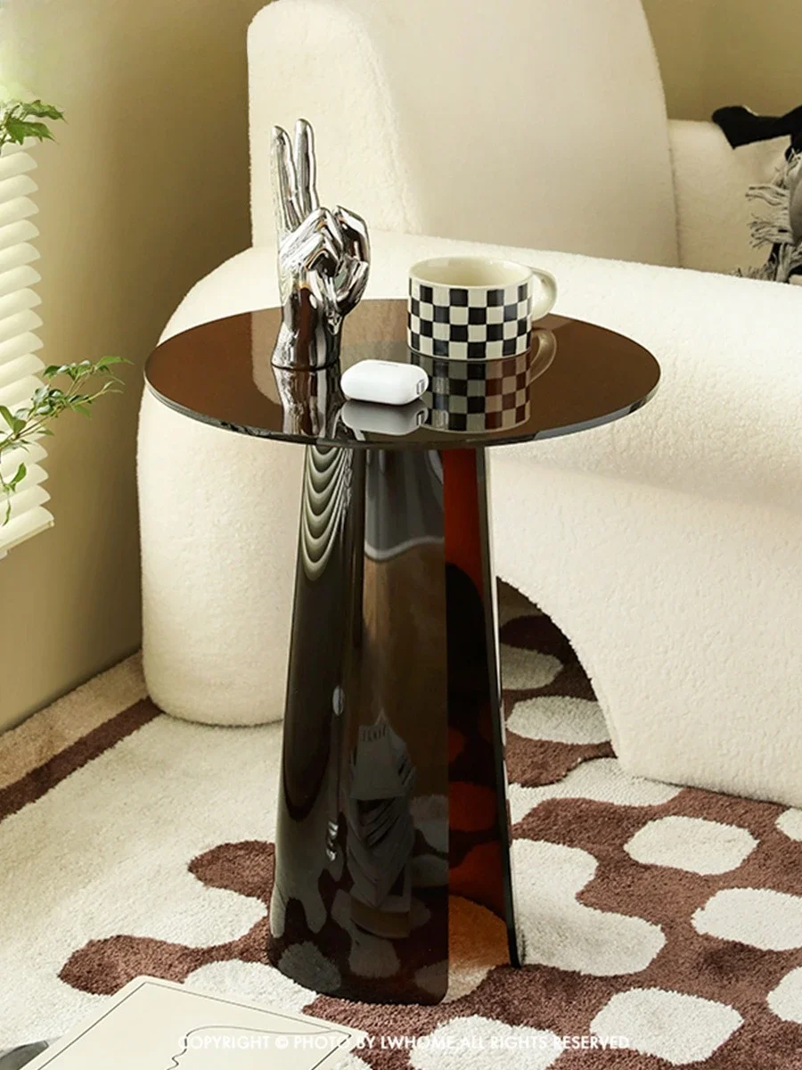 透明なコーヒーテーブル、ソファ、小さなサイドテーブル、バルコニー、コーナー、モダンなリビングルーム、シンプルなデザイナーモデルルーム