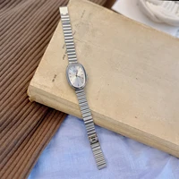 1pc nouvelle montre pour femme à la mode avec Bracelet en or, Style Ins Vintage et de luxe, montre à Quartz élégante et polyvalente montre pour femme 2