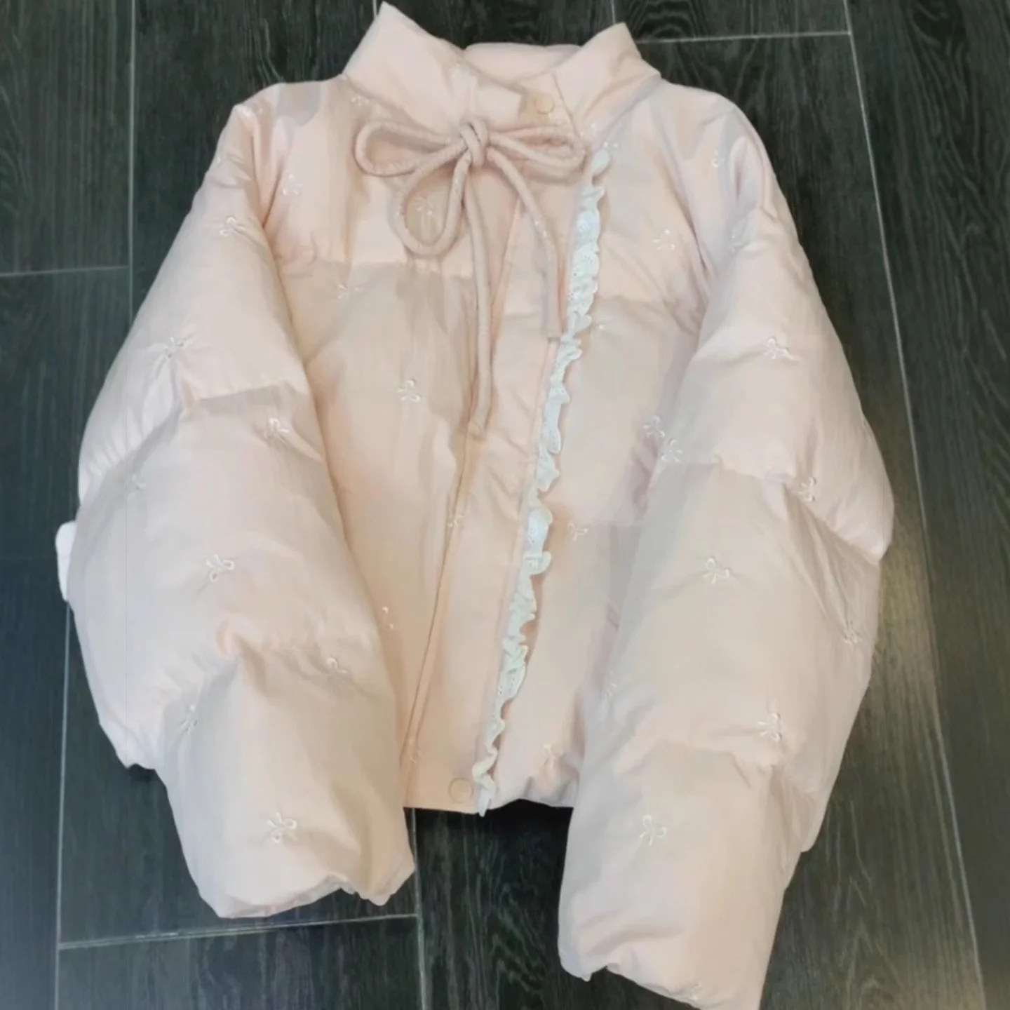 

Зимняя милая розовая хлопковая куртка для женщин с вышитым бантом, свободное универсальное короткое пальто, кружевной лоскутный теплый топ на шнуровке с длинными рукавами