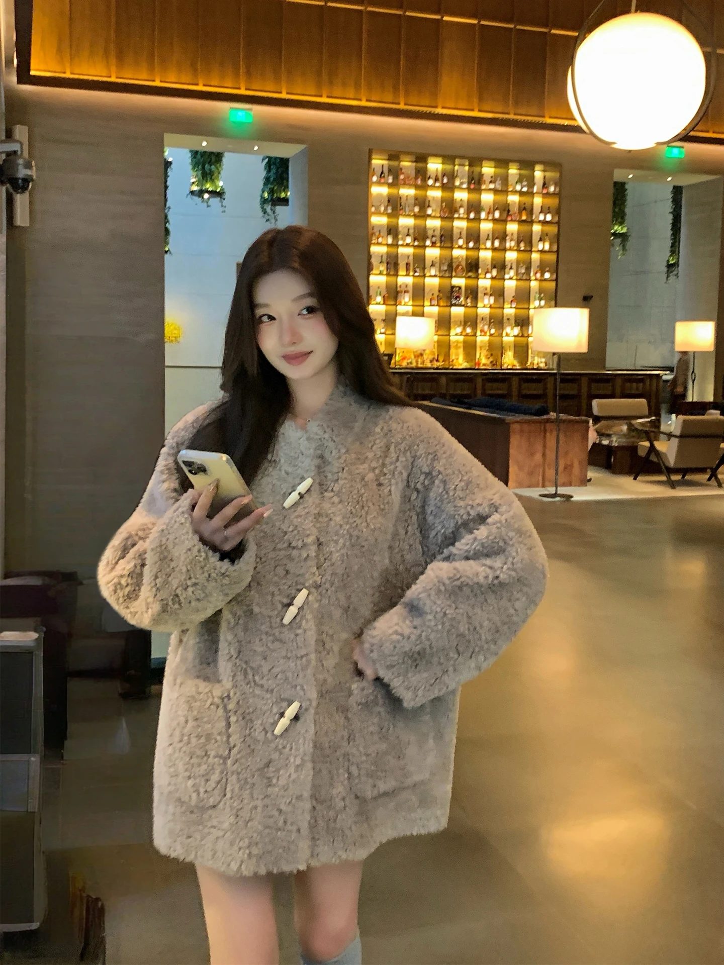 

Women's Winter Fur Coat eepskin Trimmed Lamb Fur Jaet Long Sve Stand Collar Thiened Inteated Leather And Fur Coat