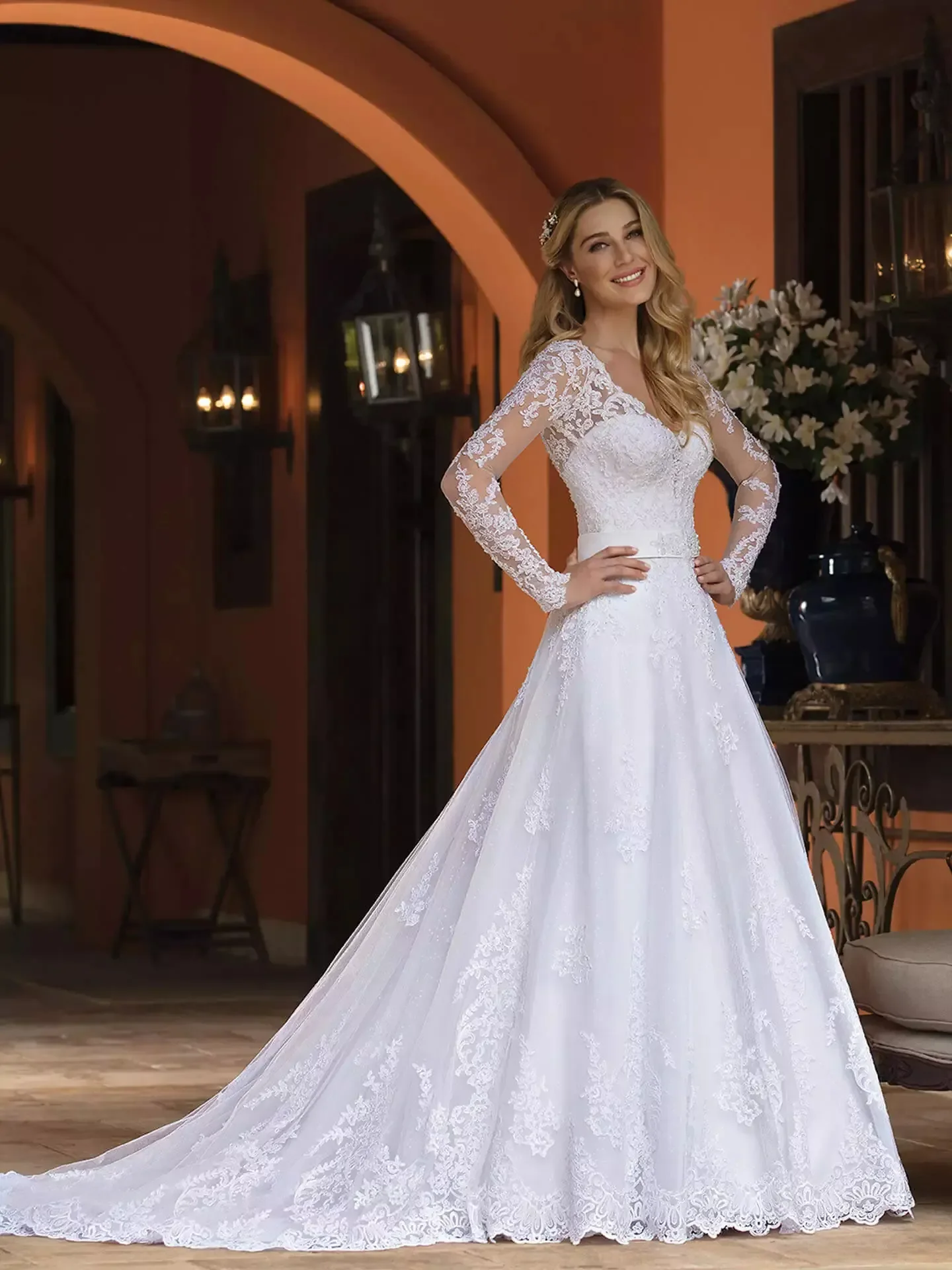 Abiti da sposa classici a-line a maniche lunghe abiti da sposa scollo a v cappella beach Train Appliques Robe De Wedding Bride Dress