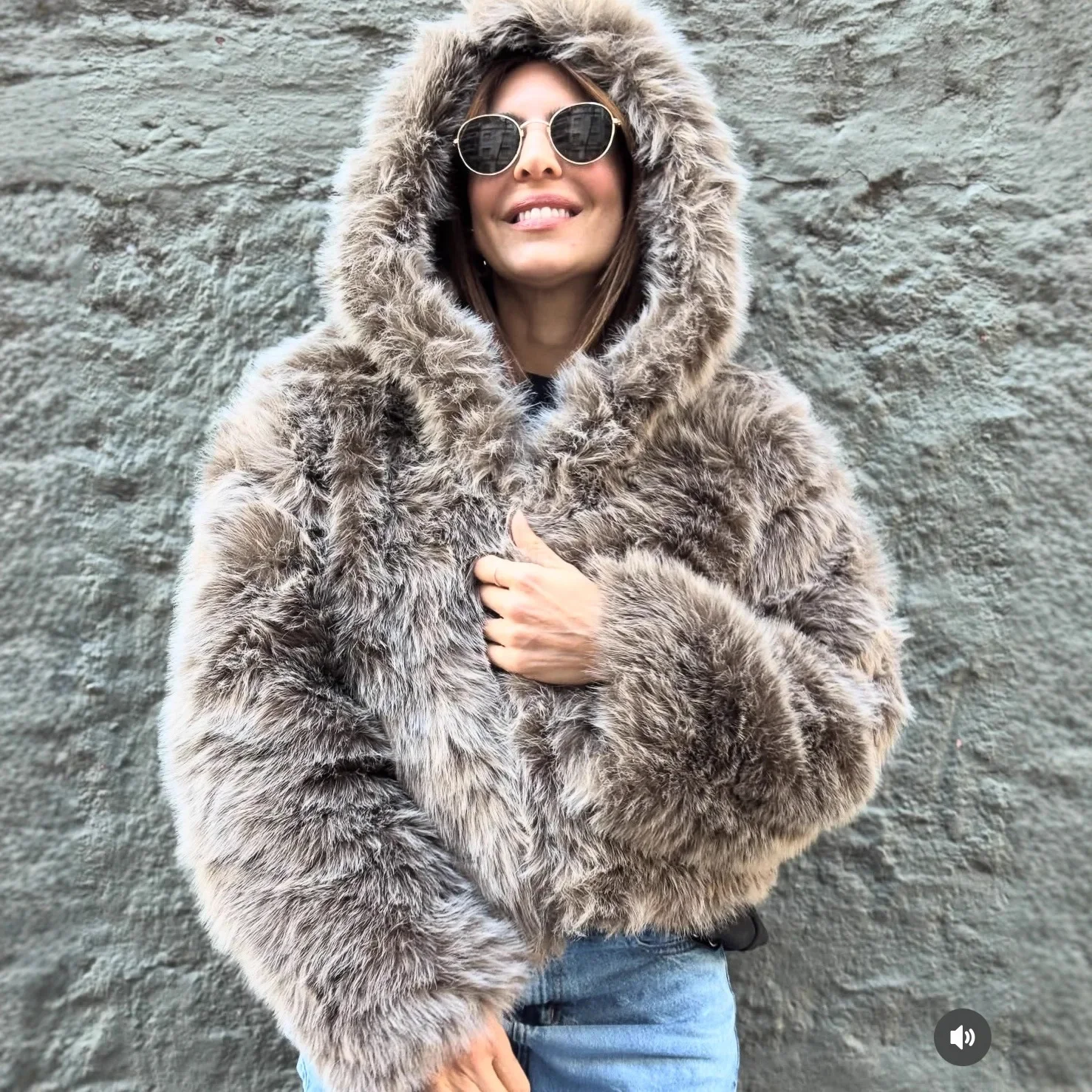 

Winter Women Faux Jacket Gradient Fur Hooded Lady's Eco Faxu Fur Outwear Comfortable Fluffy Faux Fur Coat For Female
