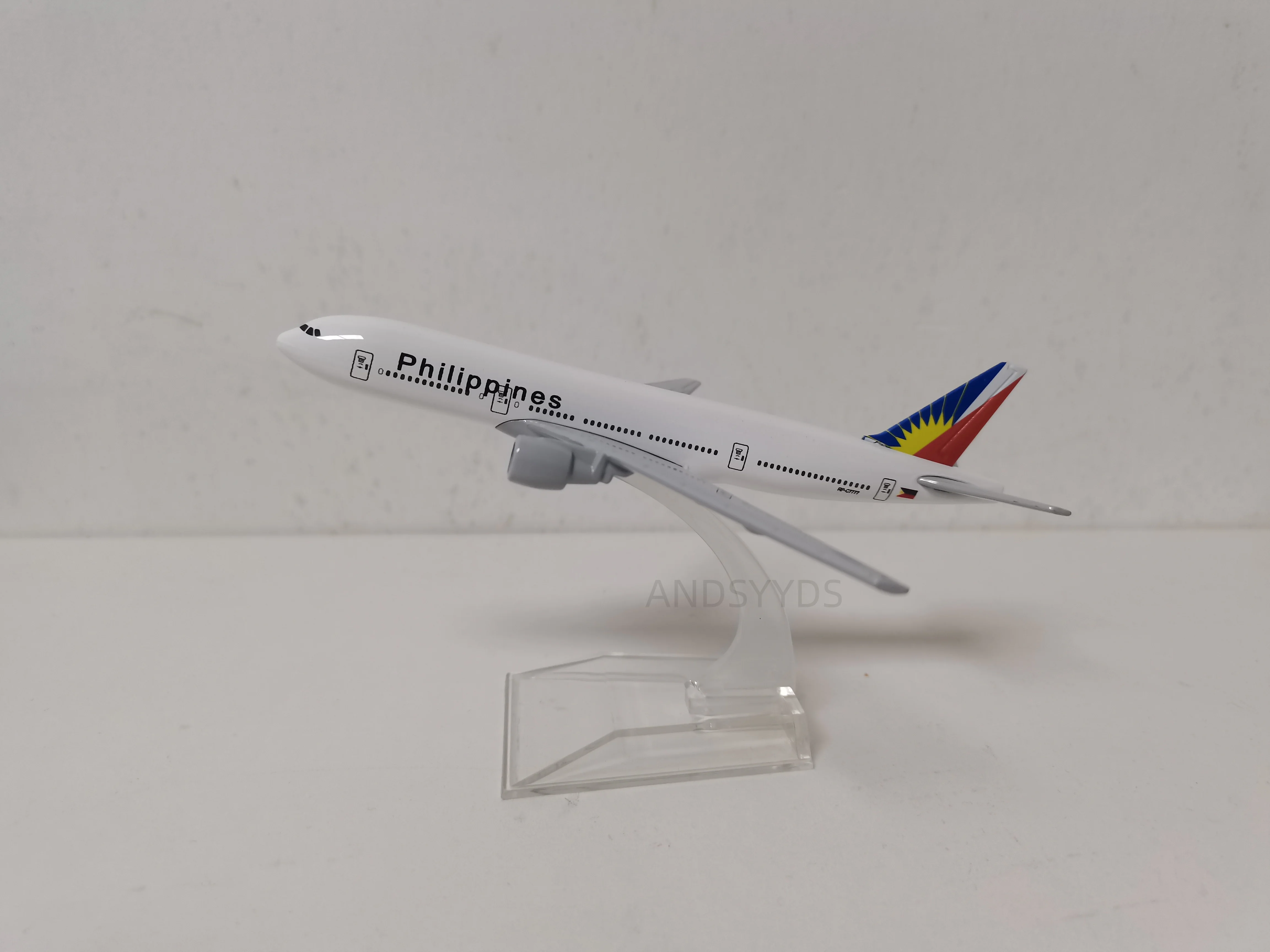 

Металлическая модель самолета B777 Philippines, масштаб 1/400, 16 см, коллекционная авиационная миниатюра с подставкой.